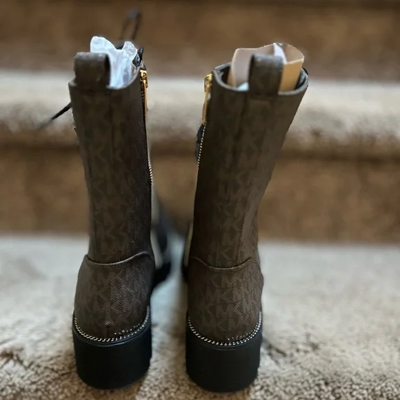 Michael Kors Size 10 Bryce Bootie Lace up New in box - Picture 3 of 5